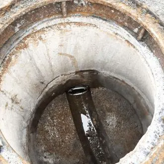 avloppsbrunn-svavelvateproblem-losning-wastop-sjobo-kommun-se Bild av avloppsbrunn i Sjöbo där svavelväteproblem åtgärdas med WaStop-ventil