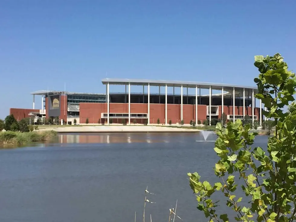 McLane Stadiums baksida med installerat översvämningsskydd från Wapro längs floden.