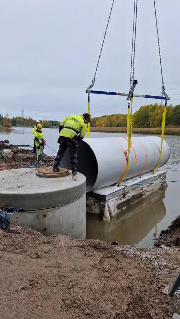 lyftinstallation-backventil-dn1600-helsingfors-se Lyft av WaStop DN1600-backventil för montering i Helsingfors
