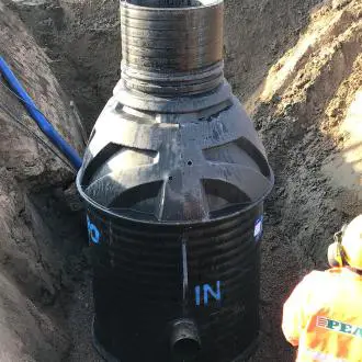 installierte-betonzisterne-abdeckung-regenwasserspeicherung-halmstad-wohngebiet-wareg-de Installierte Betonzisterne mit Abdeckung in Wohngebiet Halmstad für optimale Regenwasserspeicherung