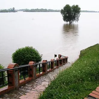 wapro-global-flood-prevention-city-infrastructure-warsaw-check-valve-uk City infrastructure near flooded Wisla river highlights the importance of non-return valve systems like WaStop