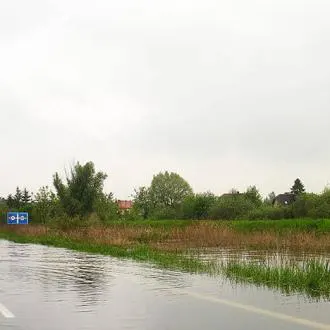 wapro-stormwater-backflow-protection-warsaw-river-wisla-infrastructure-flooding-wastop-us Flooded roadside near Wisla river in Warsaw highlights the need for stormwater backflow protection with WaStop