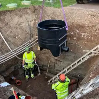 wapro-wastop-boligbeskyttelse-installation-sannakajen-kristinehamn-da WaStop installeret i boligområde i Kristinehamn som beskyttelse mod oversvømmelse
