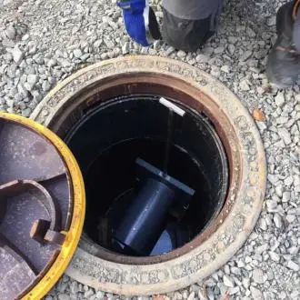 wapro-wastop-installation-rueckstauschutz-wasserwerk-kristianstad-de Nahaufnahme des WaStop-Rückstauventils im Schacht beim Wasserwerk Kristianstad