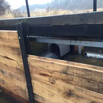 wareg-flowregulator-traekonstruktion-daemning-bjorkaan-automatisk-vandregulering-da WaReg flowregulator installeret i trækonstruktion ved Björkåån til automatisk vandregulering fra 50 l/s til 50 m³/s