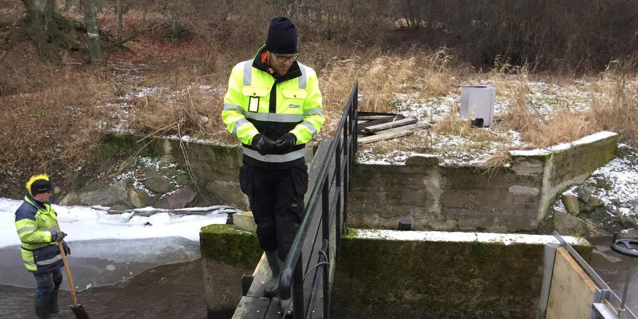 wareg-inspektion-installation-bjorkaan-vandflow-regulering-personale-sverige-da Teknisk personale inspicerer WaReg-installation ved Björkåån til optimal vandflowregulering i boligområde